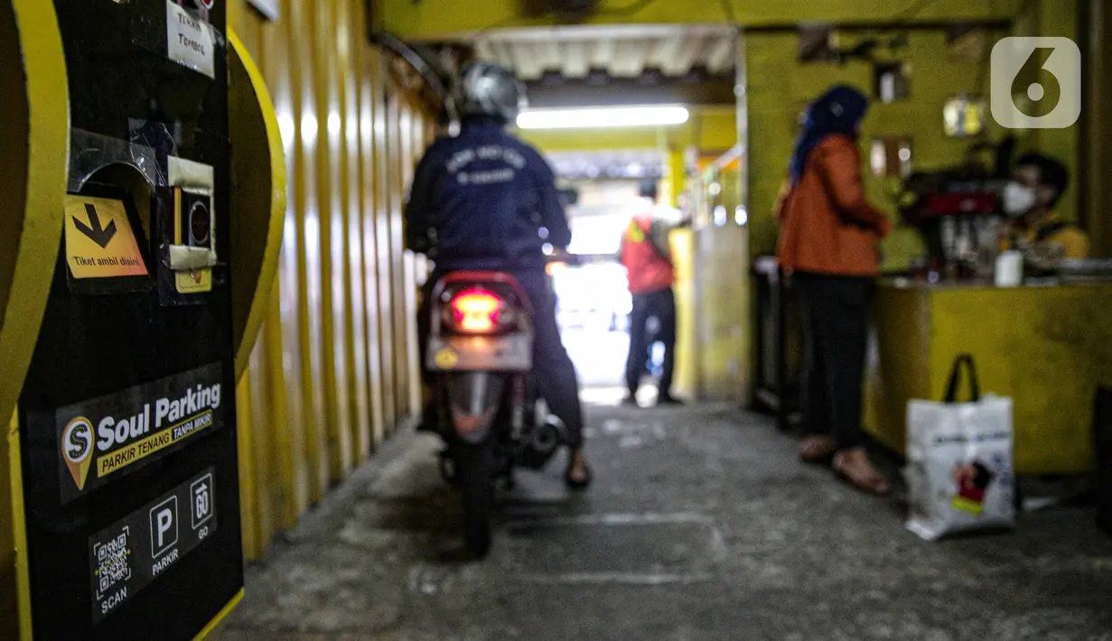 Mesin tiket untuk parkir sepeda motor di Soul Parking, Kebon Kacang, Jakarta, Jumat (21/1/2022). Tempat parkir vertikal tersebut menerapkan sistem teknologi Compact Motor Storage atau sistem rak bersusun dengan lift barang. (Liputan6.com/Faizal Fanani)