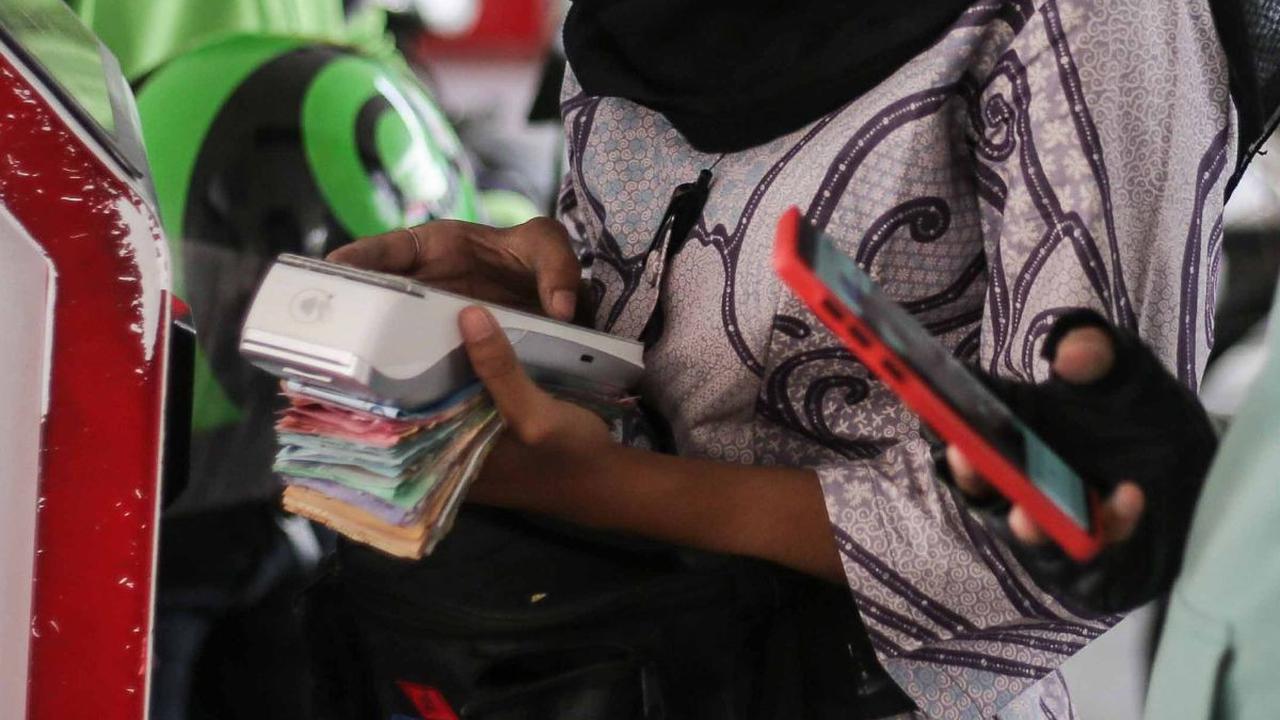 FOTO: Petugas di SPBU Ini Tampil Beda Melayani Pelanggan di Hari Batik Nasional