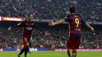 Duo Barcelona, Luis Suarez (kanan) dan Neymar, melakukan selebrasi usai merobek jala Villarreal, pada lanjutan La Liga 2015-2016 di Estadio Camp Nou, Minggu (8/11/2015) malam WIB. El Barca unggul 3-0. (Reuters/Albert Gea)
