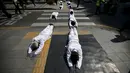 Upacara oleh umat Budha di tengah kota Seoul, sebagai aksi meminta pemerintah setempat untuk mengangkat kapal feri Sewol yang tenggelam sebelum peringatan setahun tragedi tersebut, Seoul, Korsel, Kamis (26/3/2015). (Reuters/Kim Hong-Ji)