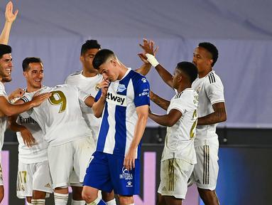 Pemain Real Madrid merayakan gol yang dicetak Marco Asensio ke gawang Alaves pada laga lanjutan La Liga pekan ke-35 di Stadion Alfredo di Stefano, Sabtu (11/7/2020) dini hari WIB. Real Madrid menang 2-0 atas Alaves. (AFP/Gabriel Bouys)
