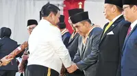 Wakil Ketua MPR Ahmad Muzani menerima penghargaan Dharma Pertahanan Utama dari Menteri Pertahanan Prabowo Subianto, Senin 9 Oktober 2023. (Foto: Dokumentasi Gerindra).