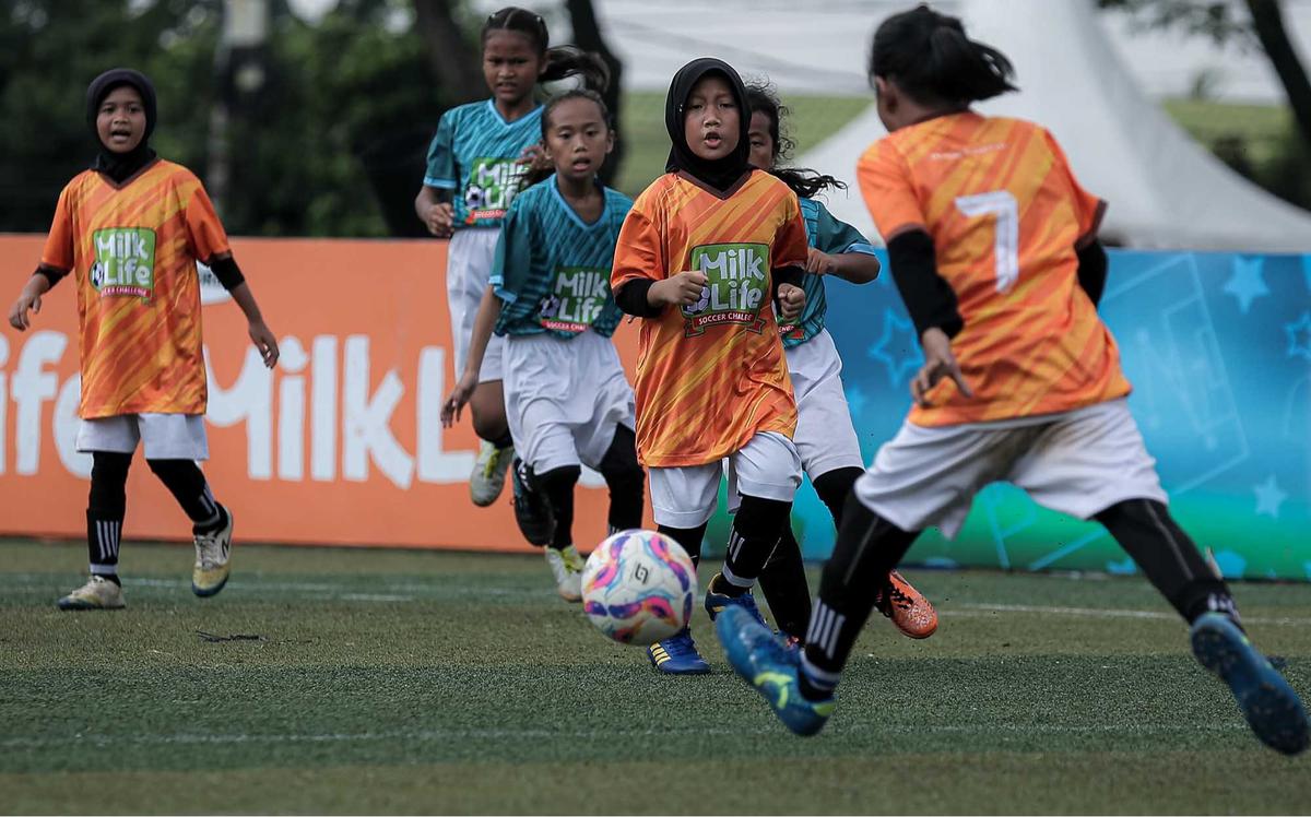 FOTO: Keseruan Murid SD Bermain Bola saat MilkLife Soccer Challenge-Jakarta 2025