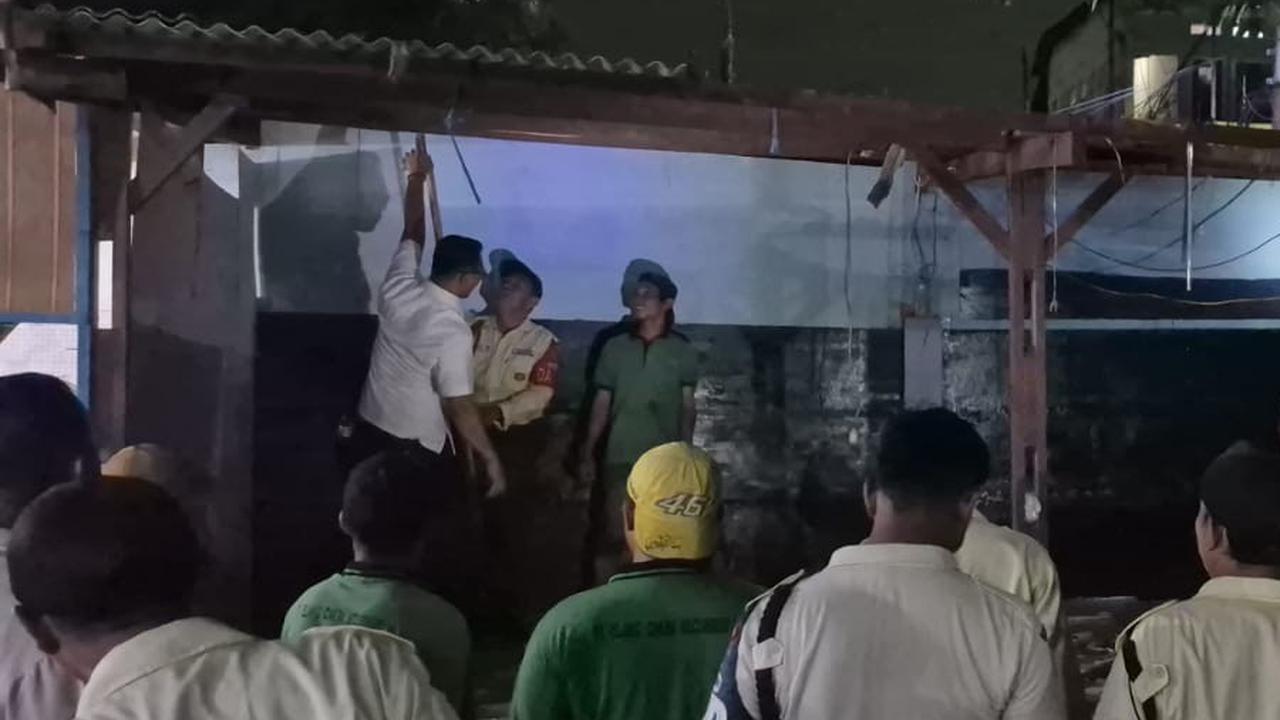 pembongkaran posko ormas di pasar induk kramat jati