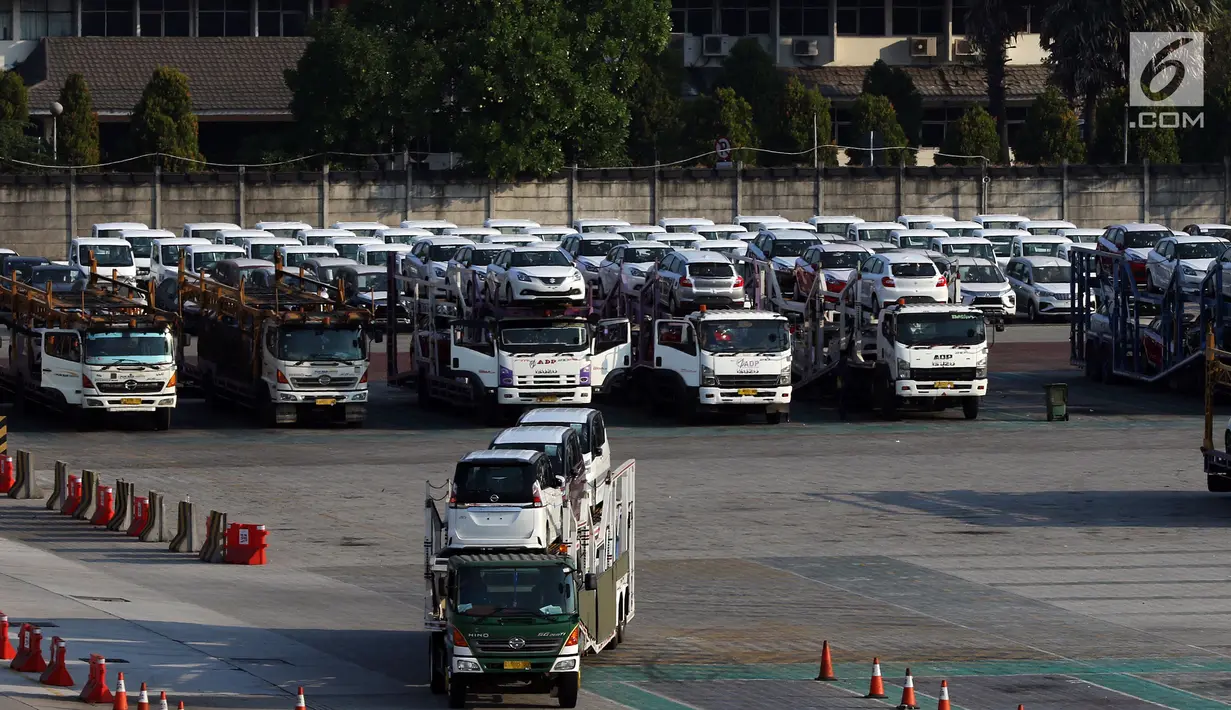 Ratusan Mobil yang siap diekspor terparkir di IPC Car Terminal, PT IKT, Pelabuhan Tanjung Priok, Jakarta, Kamis (11/7/2019). Target itu naik dari hasil pada 2018 yakni 346 ribu unit atau setara USD 4,78 miliar. (Liputan6.com/Johan Tallo)
