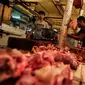 Pembeli memilih daging yang dijual di Pasar Kebayoran Lama, Jakarta, Kamis (24/2/2022). Pedagang daging mengeluhkan harga yang terus naik dan merencanakan mogok dagang mulai hari Senin, 28 Februari 2022 mendatang jika harga daging tidak turun. (Liputan6.com/Johan Tallo)