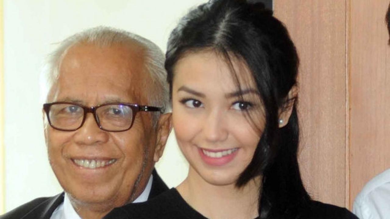 Dampingi ayahnya di sidang lanjutan, Velove Vexia tampil cantik