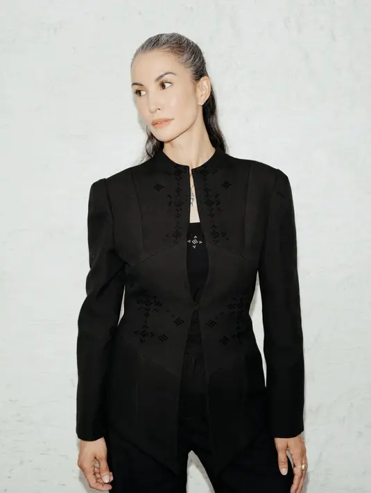 Dengan penampilannya ini, tentu pesona Nadya Hutagalung tak luput dari sorotan.  [Foto: Instagram/ Nadya Hutagalung]