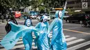 Massa menggelar aksi teatrikal di Pelican crossing di Jakarta, Kamis (20/12). Mereka mengajak pemilih milenial untuk memilih pemimpin yang berorientasi jangka panjang dan berpihak pada energi bersih, adil, dan berkelanjutan. (Liputan6.com/Faizal Fanani)