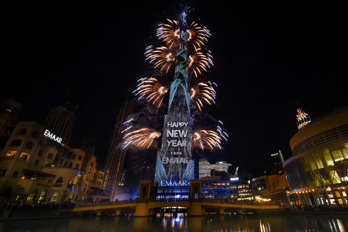 FOTO: Burj Khalifa Bermandikan Kembang Api di Malam Tahun Baru 2022