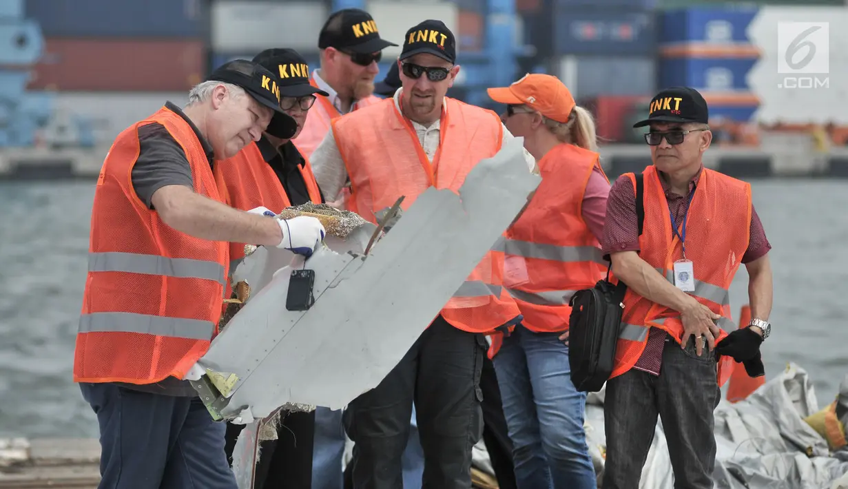 Penyelidik dari KNKT Indonesia dan Dewan Keselamatan Transportasi Nasional (NTSB) Amerika Serikat memeriksa puing-puing pesawat Lion Air JT 610 PK-LQP di Pelabuhan JICT 2, Jakarta, Kamis (1/11). (Merdeka.com/ Iqbal S. Nugroho)