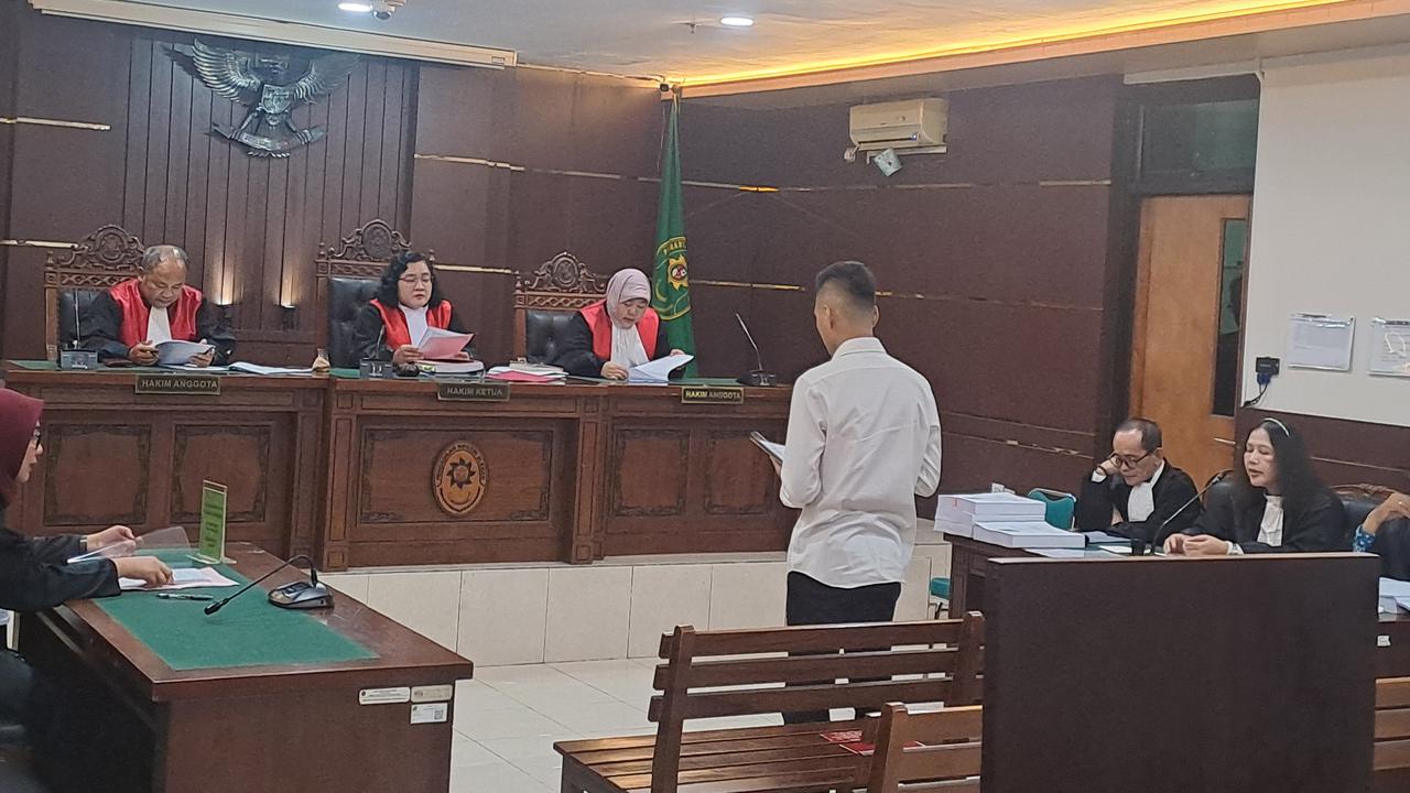 Tertunduk Bacakan Pleidoi, Sopir BMW Christiano Tabrak Argo Mahasiswa UGM: Saya Hampiri Korban dan Berusaha Cari Pertolongan