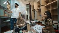 Krisdayanti ikut membantu menyiapkan kamar bayi Aurel Hermansyah-Atta Halilintar. foto: Youtube 'AH'