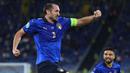 Giorgio Chiellini merupakan kapten Timnas Italia yang berjasa membawa Gli Azzurri menyabet gelar Euro 2020 dan titel 37 laga tak terkalahkan. Saat ini, ia bermain untuk Juventus di Liga Italia sekaligus menjadi kapten La Vecchia Signora. (AFP/Pool/Ettore Ferrari)
