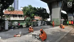 Petugas PPSU Kelurahan Pasar Baru memperbaiki lapangan saat perawatan RPTRA Pintu Air, Pasar Baru, Jakarta, Selasa (23/4). Perawatan RPTRA sekaligus mempercantik lingkungan demi meningkatkan kenyamanan bagi anak-anak bermain di tempat tersebut. (Liputan6.com/Iqbal S. Nugroho)