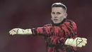 Dean Henderson lebih unggul dalam hal keberanian keluar dari area aman. Ia lebih sering keluar dari sarangnya untuk mencegah serangan lawan atau disebut keeper sweepings. (AFP/Shaun Botterill/Pool)