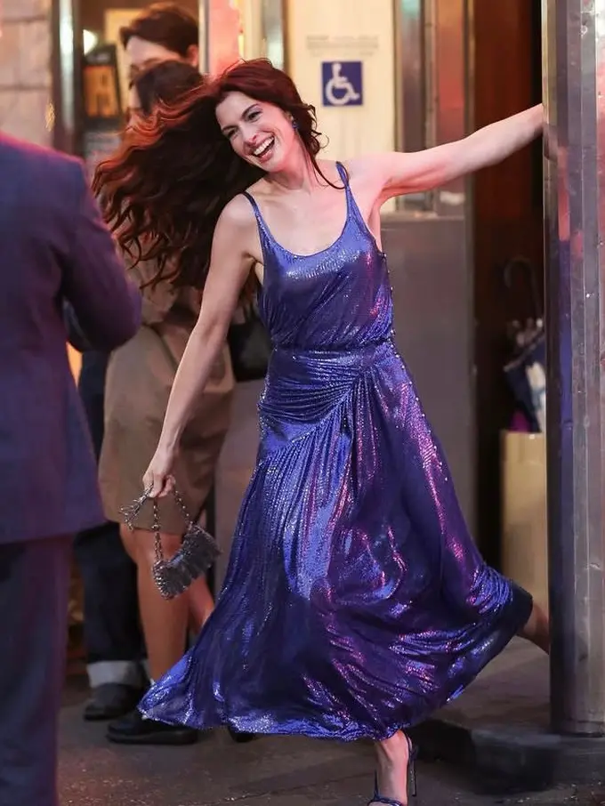 Potret Terbaru Anne Hathaway saat Syuting The Devil Wears Prada 2 Terungkap, Pakai Gaun Bling-Bling Serba Ungu