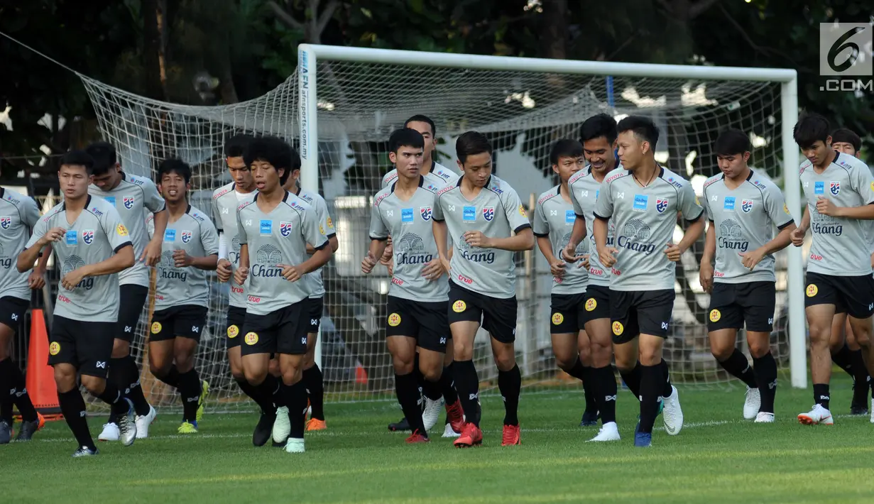 Pemain Timnas Thailand U-23 berlari jelang latihan di Lapangan B Kompleks GBK, Jakarta, Selasa (29/5). Timnas Thailand U-23 akan melakoni laga uji coba melawan Timnas Indonesia U-23 pada 31 Mei dan 3 Juni mendatang. (Liputan6.com/Helmi Fithriansyah)