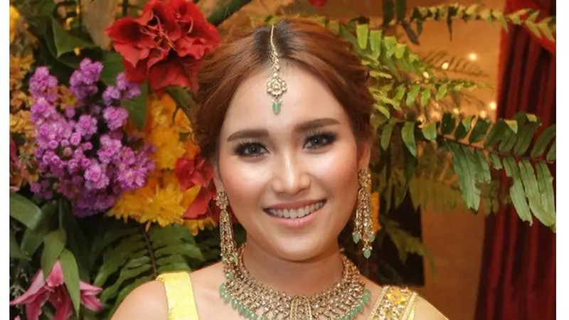 Hadiri 'Henna Night' Tania Nadira, Ini 6 Gaya Ayu Ting Ting Saat Pakai Busana Khas Bollywood