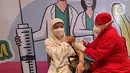 Paramedis melakukan penyuntikan vaksin Covid-19 kepada guru di Teraskota Mall. Tangerang Selatan, Banten, Rabu (28/04/2021). Vaksinasi dalam rangka persiapan kegiatan belajar tatap muka secara terbatas di wilayah Tangsel pada Juli mendatang. (merdeka.com/Arie Basuki)