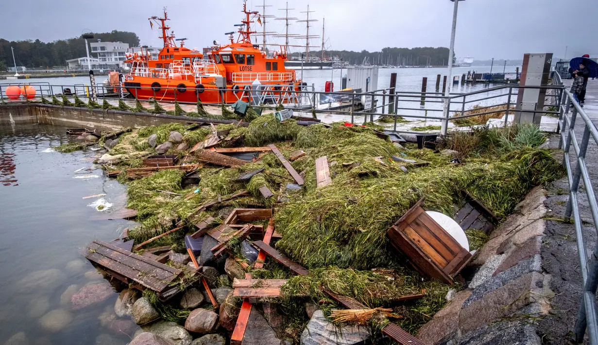 Puing-puing terlihat di resor liburan Travemuende, Jerman utara, Sabtu, 21 Oktober 2023. (AP Photo/Michael Probst)