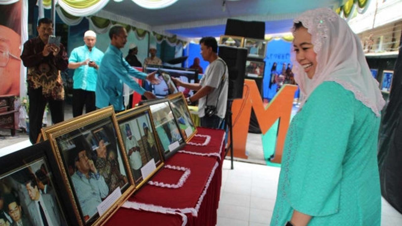 Melihat pameran foto Gus Dur saat menjadi Presiden