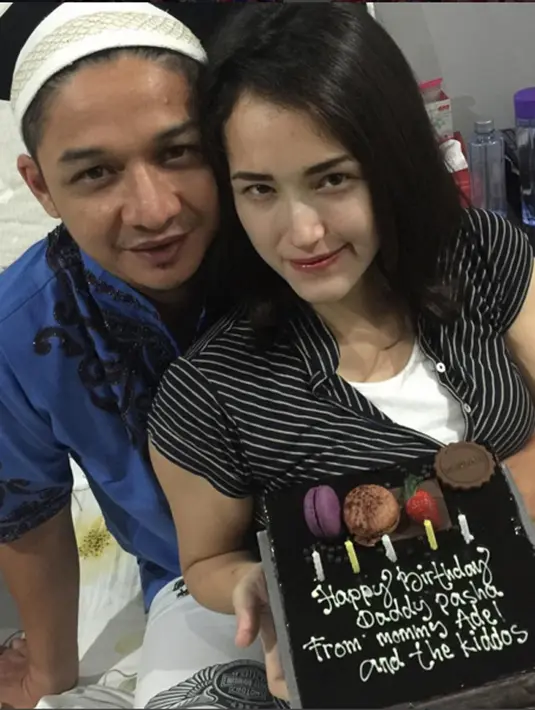 Pasha Ungu dan Adelia Wilhelmina terlihat sangat serasi, mereka pun sangat menunjukkan potret keluarga bahagia dengan keharmonisan yang ada. Namun beredarnya foto ciuman Pasha sangat memprihatinkan. (via instagram/@adeliapasha)