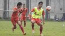Pemain Persija, Vava Mario berusaha mengontrol bola pada latihan perdana jelang babak 8 besar Piala Jenderal Sudirman di Lapangan Sawangan, Depok, Jawa Barat, Jumat (4/12/2015). (Bola.com/Vitalis Yogi Trisna)