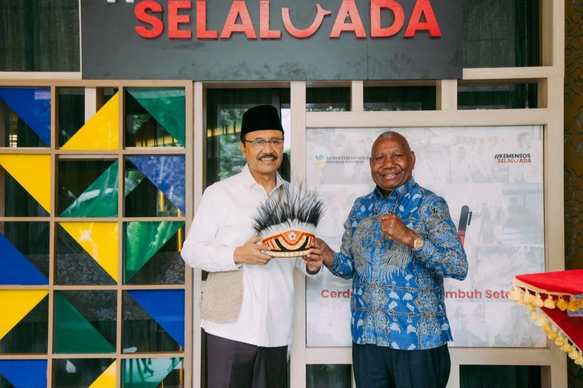 Menteri Sosial Saifullah Yusuf (Gus Ipul) menerima Gubernur Papua Barat Dominggus Mandacan beserta jajarannya