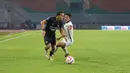 Egy Maulana Vikri berhasil melewati penjagaan Rio Fahmi dalam laga pekan ke-22 BRI Liga 1 2024/2025 Dewa United vs Persija Jakarta di Stadion Pakansari, Sabtu (8/2/2025). (Bola.com/Abdul Aziz)