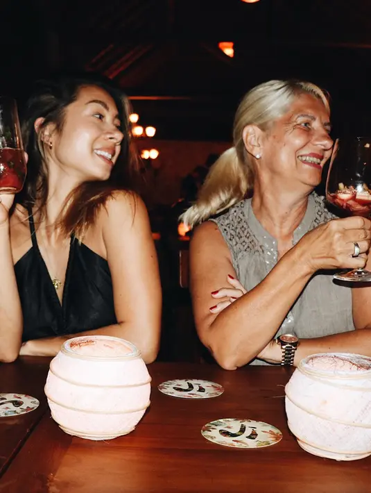 Jennifer Bachdim dan Uschi Kurniawam semakin terlihat kompak saat sama-sama tengah memegang gelas dengan tangan kanan dan menengok ke arah kiri. Mother and daughter goals banget kan! (Liputan6.com/IG/@jenniferbachdim)
