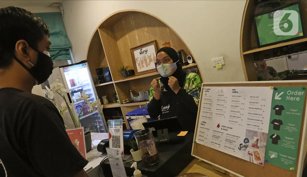 Barista sedang melayani tamu dengan bahasa isyarat di Sunyi House of Coffee and Hope, Jakarta, Jumat (15/1/2021).  Para baristanya merupakan teman difabel tunarungu. (Liputan6.com/Herman Zakharia)