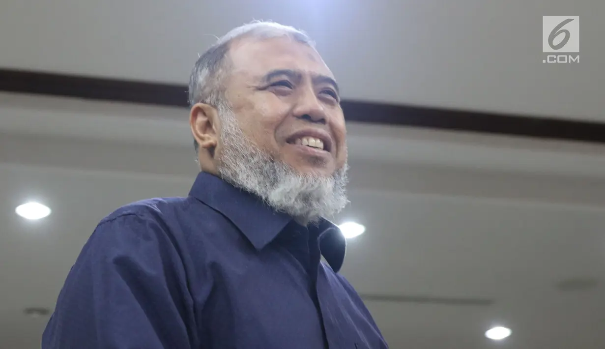 Mantan Hakim Mahkamah Konstitusi, Patrialis Akbar usai mengikuti sidang permohonan PK ke MA di Pengadilan Negeri Jakarta Pusat, Kamis (8/11). Sebelumnya, Patrialis Akbar divonis 8 tahun penjara. (Liputan6.com/Helmi Fithriansyah)