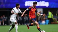 Pemain Spanyol, Fabian Ruiz mengontrol bola di bawah tekanan dari pemain Cape Verde, Laros Duarte pada pertandingan Grup H Piala Dunia 2026 di Stadion Atlanta pada 15 Juni 2026. (Mattia Ozbot / GETTY IMAGES NORTH AMERICA / Getty Images via AFP)