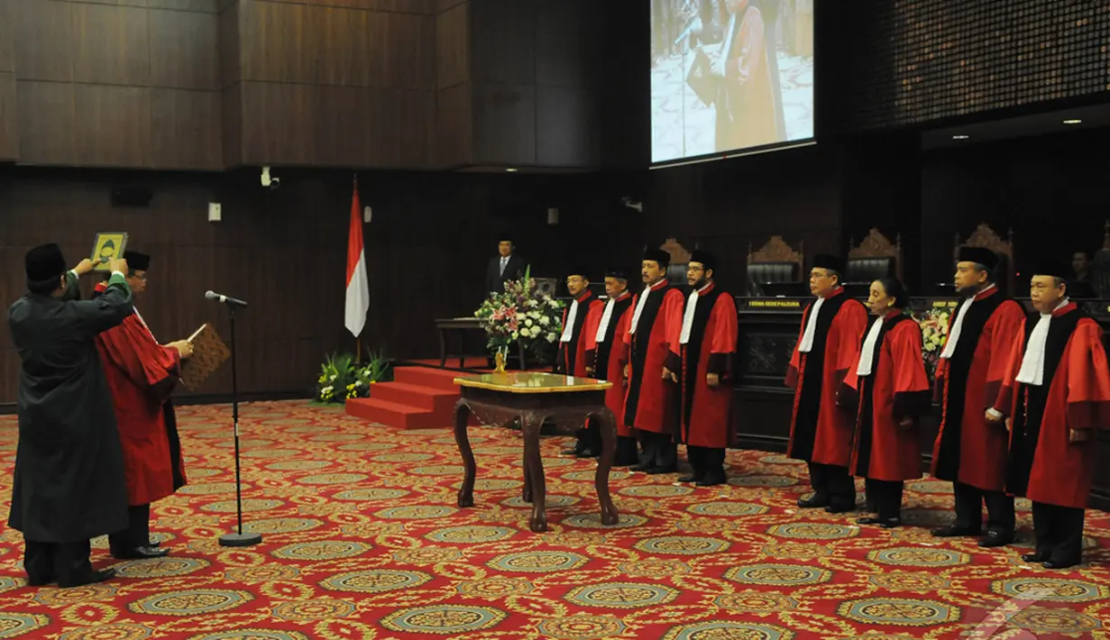 Suasana pelantikan Ketua MK Arief Hidayat dan Wakil Ketua MK Anwar Usman, Jakarta, Selasa (14/1/2015). (Liputan6.com/Herman Zakharia)