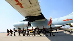 Tentara membawa peti mati berisi sisa-sisa tentara China yang menjadi korban dalam Perang Korea di Bandara Internasional Incheon, Seoul, Korea Selatan, Rabu (3/4). Jasad tentara China tersebut dipulangkan ke negaranya untuk dimakamkan. (Jung Yeon-je/Pool Photo via AP)