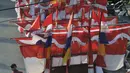 Sejumlah pedagang musiman bendera Merah Putih dan pernak-pernik Hari Kemerdekaan di kawasan Jatinegara, Jakarta, Kamis (1/8/2019). Menjelang perayaan 17 Agustus, pedagang musiman pernak-pernak Hari Kemerdekaan mulai bermunculan di pasar dan pinggir jalan Ibu Kota. (merdeka.com/Iqbal S Nugroho)