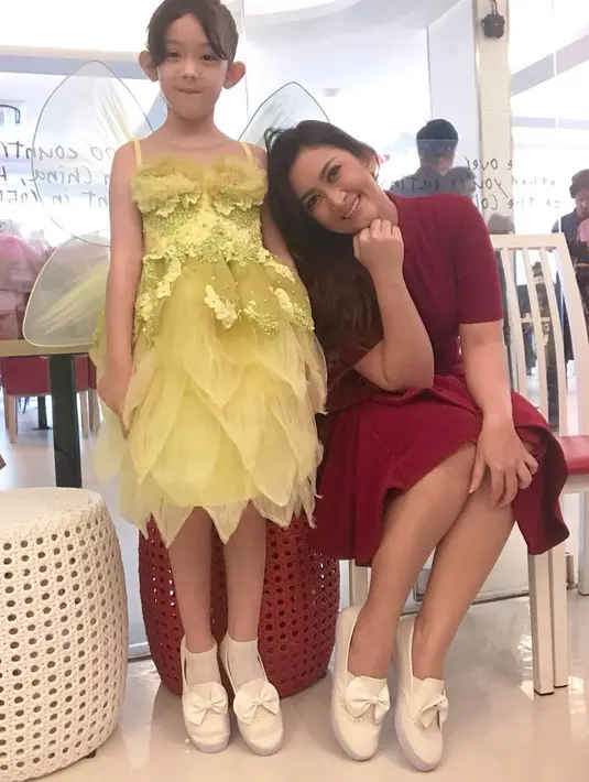 Nafa Urbach, belum lama ini telah mengakhiri rumah tangganya bersama Zack Lee. Dan kini, ia menjadi single parent yang tangguh mengurus buah hatinya yang cantik jelita, Mikhaela. (Foto: Instagram)