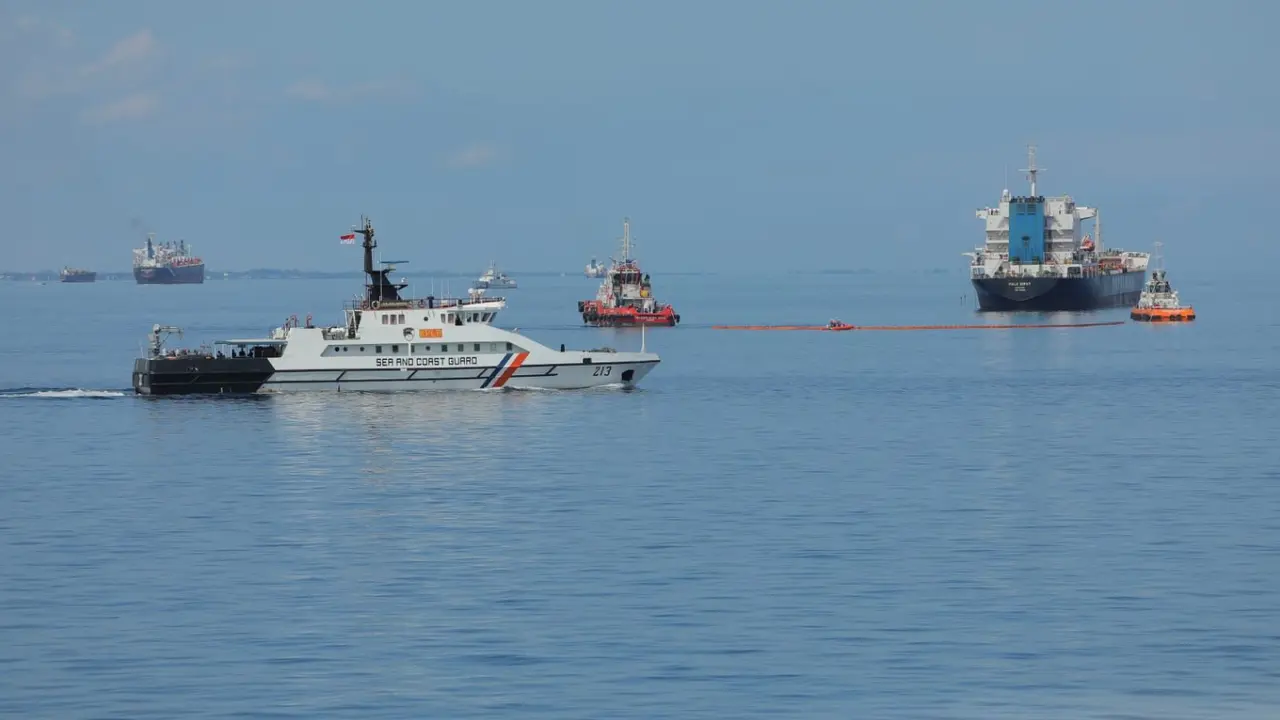 Indonesia, Filipina, dan Jepang kerja sama atasi tabrakan kapal tanker dan kapal penumpang. Ini merupakan skenario latihan penanggulangan tumpahan minyak di laut (Regional Marpolex) 2022. (Dok Kemenhub)
