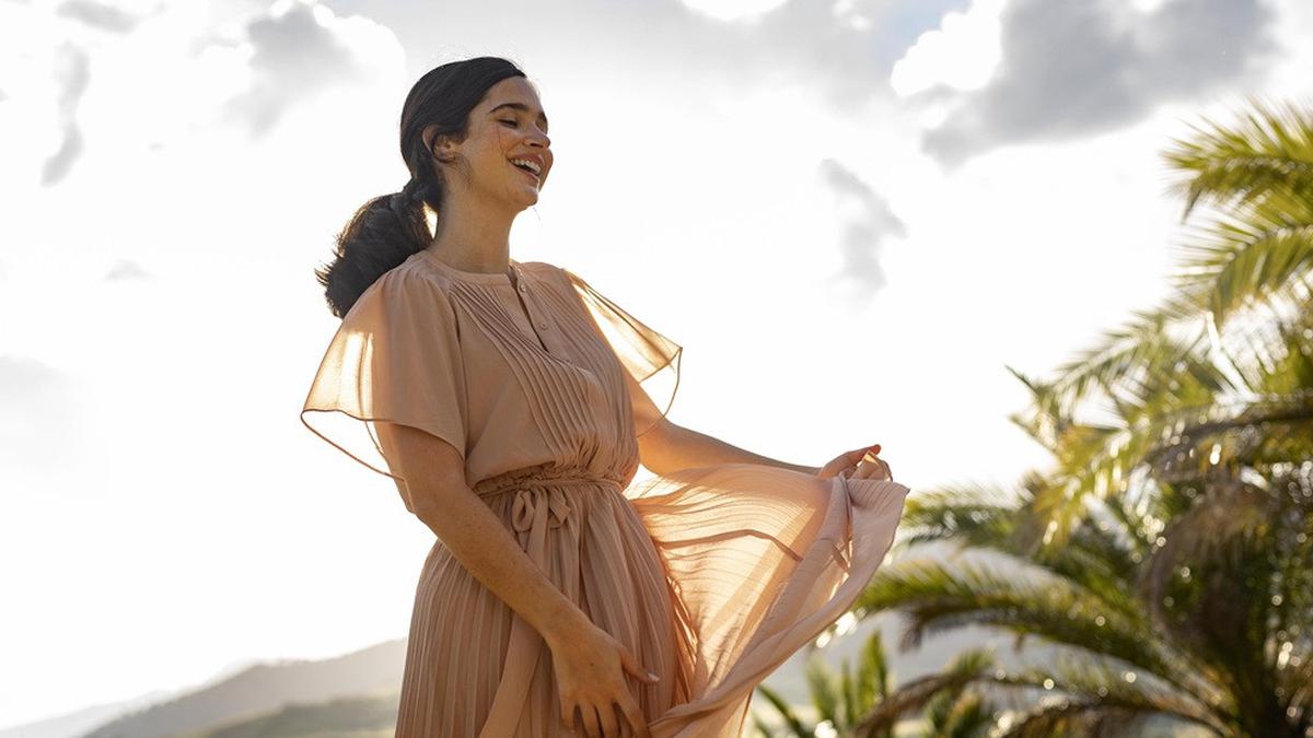 8 Model Maxi Dress untuk Badan Petite, Tampil Stylish dan Terlihat Jenjang