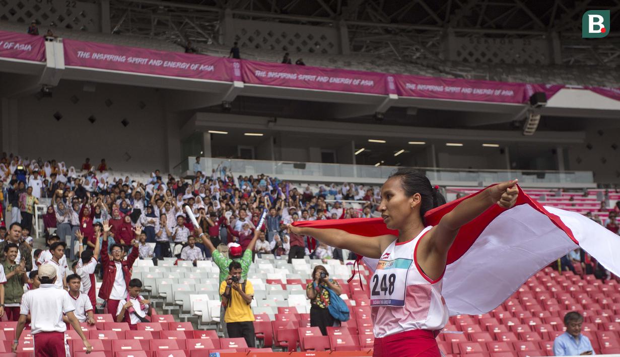 Putri Ni Made Arianti pelari Indonesia berhasil meraih medali perak di cabang para atletik nomor lari 400 meter T13 pada Asian Para Games 2018, di Stadion Utama Gelora Bung Karno Jakarta, Kamis(11/10/2018).  (Bola.com/Peksi Cahyo)