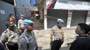 Polisi berjaga di tempat kejadian perkara (TKP) pembunuhan satu keluarga di Bojong Nangka II, Bekasi, Jawa Barat, Rabu (21/11). Pelaku melakukan 37 adegan dalam rekonstruksi. (Merdeka.com/Iqbal Nugroho)