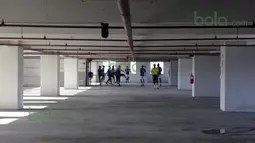 Para Pemain T-Team berlatih ringan di parkiran mobil Hotel Tower Regency di Ipoh, Perak, Malaysia, Sabtu (30/01/2016). (Bola.com/Nicklas Hanoatubun)
