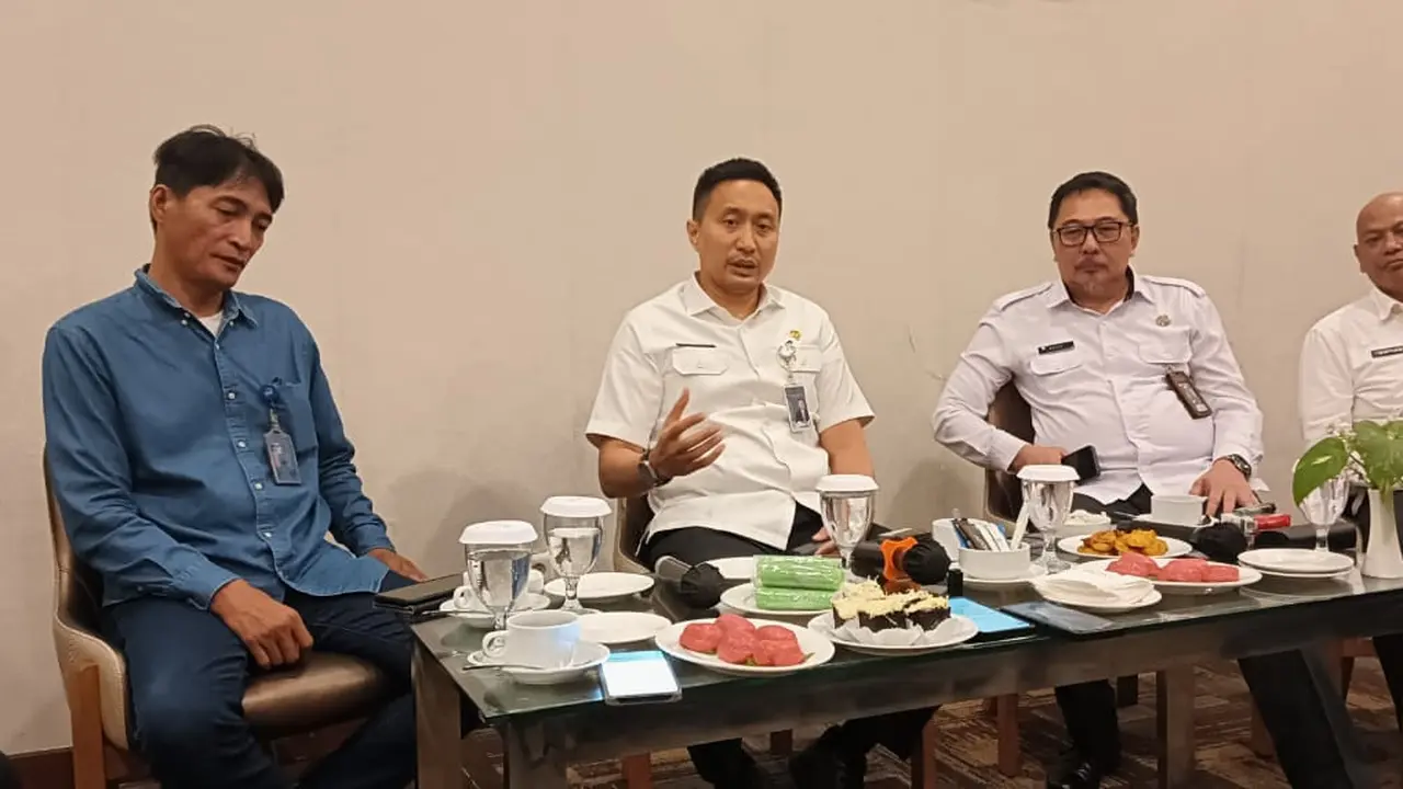 Kakanwil Ditjen Imigrasi Sulut Ramdhani (kedua dari kiri) saat memberikan keterangan kepada wartawan di Manado pada, Rabu (4/6/2025).