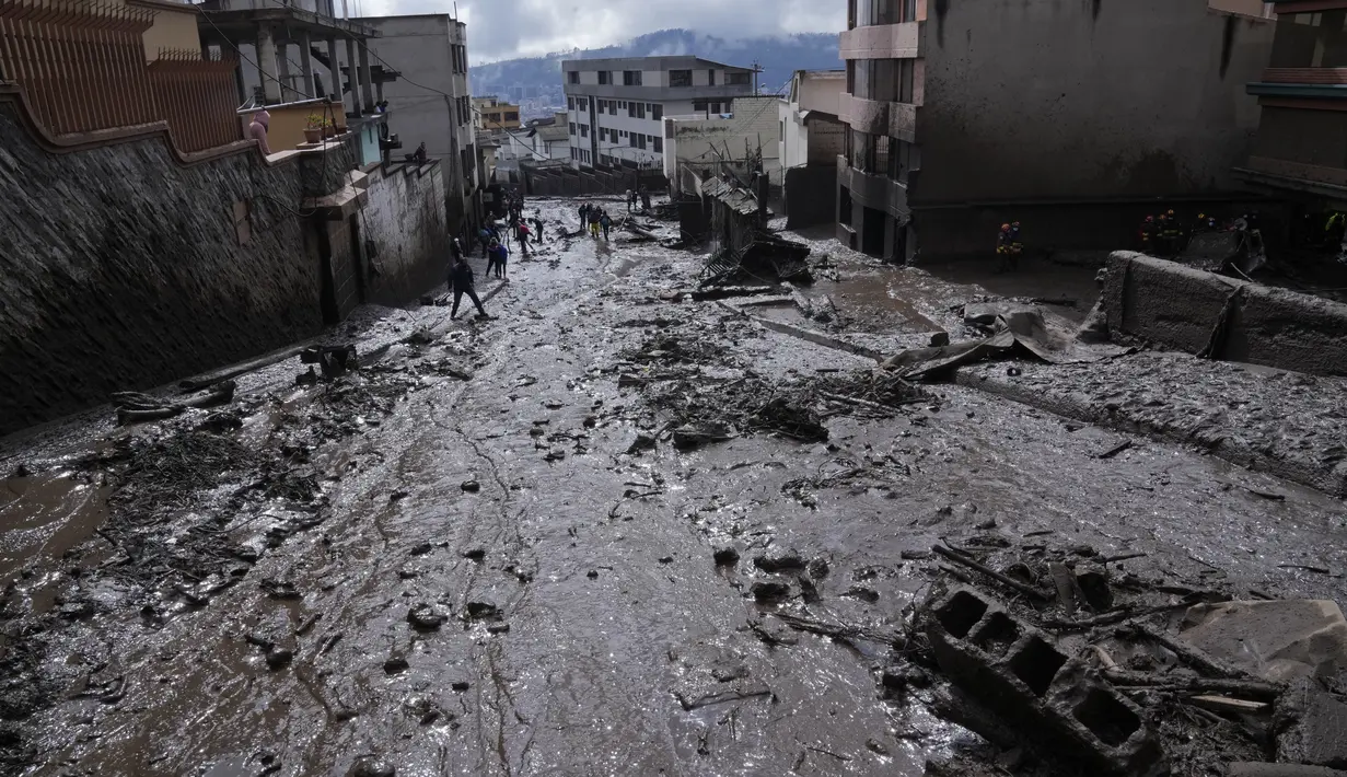 Lumpur memenuhi jalan setelah lereng bukit yang diguyur hujan runtuh dan membawa gelombang lumpur ke daerah La Gasca di Quito, Ekuador, Selasa (1/2/2022). (AP Photo/Dolores Ochoa)