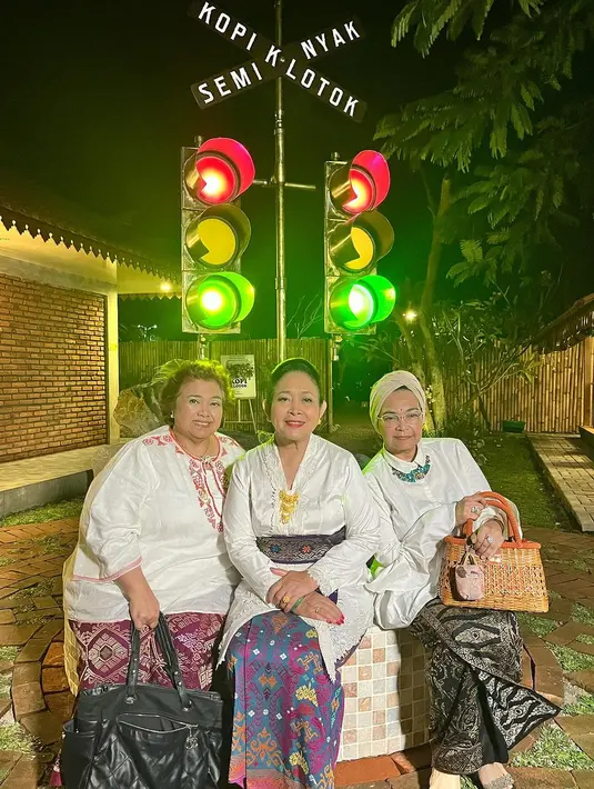 Untuk pembukaan Warung Kopi Klotoknya di Bali, Titiek Soeharto tampil anggun dengan gaya berbeda [@lalahamid]