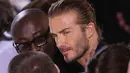 David Beckham dan putranya Brooklyn menyaksikan fashion show koleksi musim panas Victoria Beckham di New York Fashion Week, Minggu (10/9). David berada di barisan terdepan bersama sang putra  untuk menujukkan support mereka. (EDUARDO MUNOZ ALVAREZ / AFP)