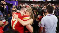 Pemain Kansas City Chiefs, Travis Kelce (kiri) berpelukan dengan kekasihnya sekaligus penyanyi top dunia, Taylor Swift setelah memenangkan Super Bowls LVIII di Las Vegas, Amerika Serikat, Minggu (11/02/2024) waktu setempat. Kansas City Chiefs menang atas San Francisco 49ers dengan skor 25-22 melalui babak tambahan. (AP Photo/John Locher)