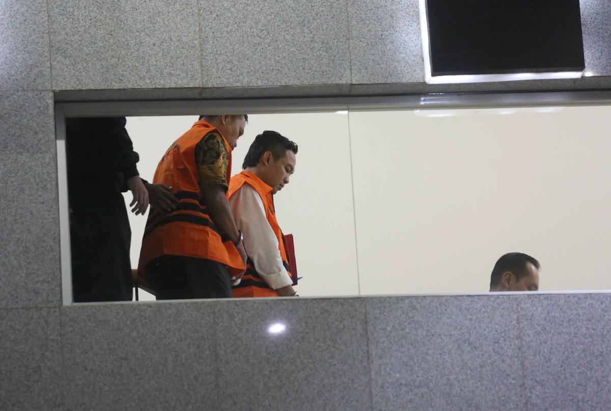 FOTO: Bupati dan Sekda Cilacap Ditahan KPK Usai Operasi Tangkap Tangan