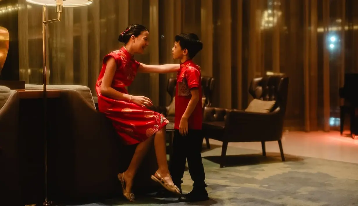 Busana merah ini tidak hanya identik dengan keberuntungan, tetapi juga menghadirkan kesan yang elegan. [Foto: Instagram/ VjDaniel]